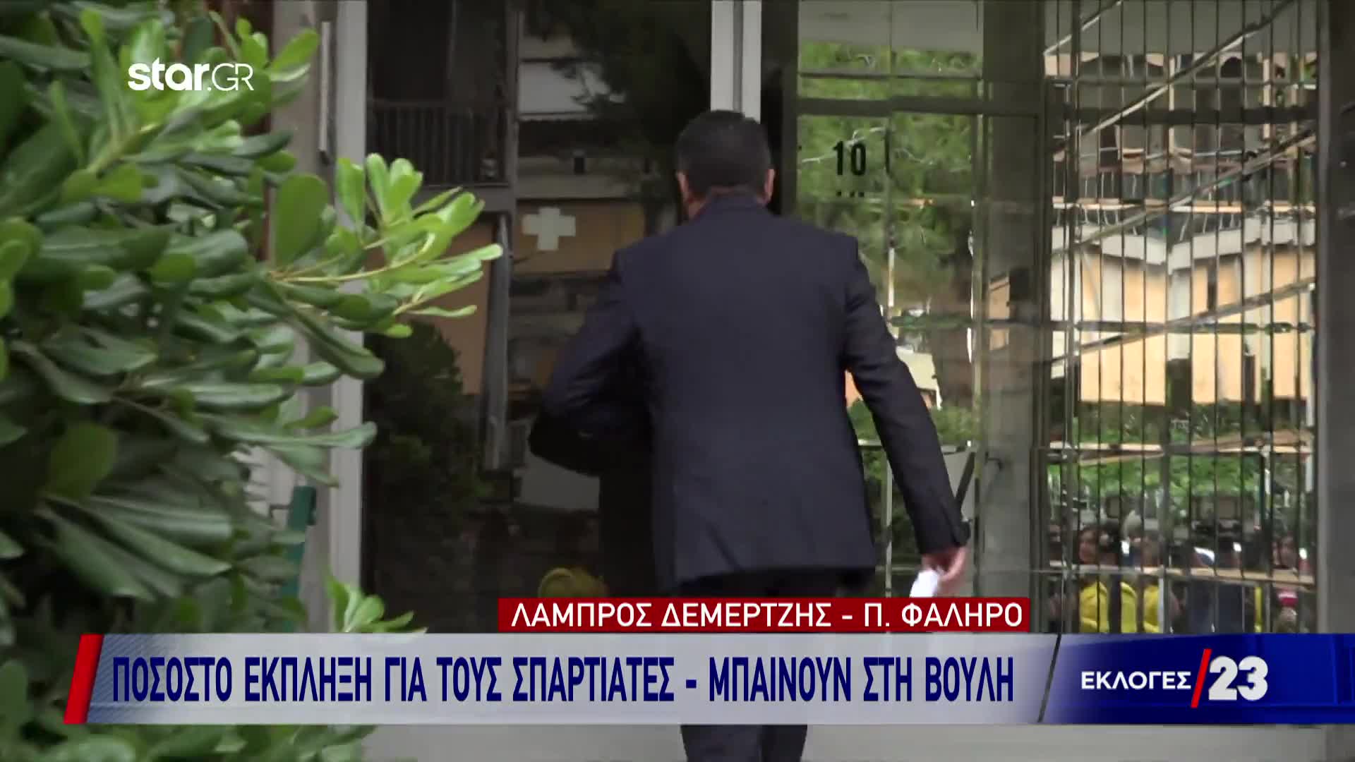 Στα γραφεία των Σπαρτιατών ο πρόεδρος του κόμματος, Βασίλης Στίγκας, λίγο μετά την ανακοίνωση του exit poll